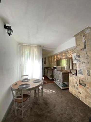 a dining room with a table and chairs and a brick wall at Temps de voyage, centre d'Orléans in Orléans