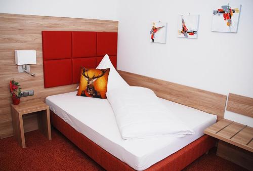 Un pat sau paturi într-o cameră la Hotel Isartaler Hof