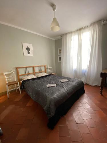 Un dormitorio con una cama grande y una ventana en Temps de voyage, centre d'Orléans, en Orléans