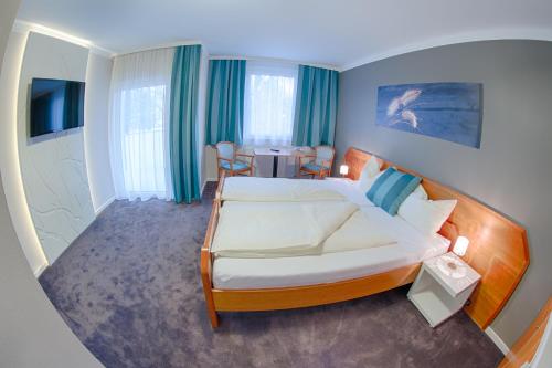 ein Hotelzimmer mit einem Bett und einem Tisch in der Unterkunft Frühstückshotel Waldbauer in Bad Schallerbach
