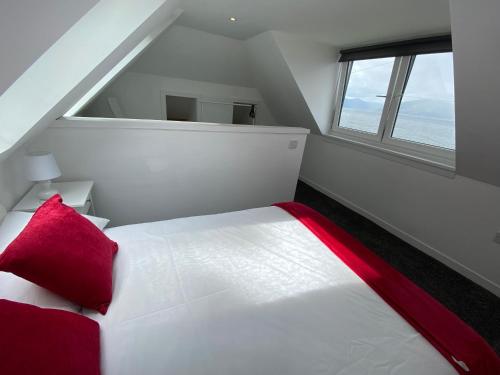 Llit o llits en una habitació de The Wee Cottage by the Ferry