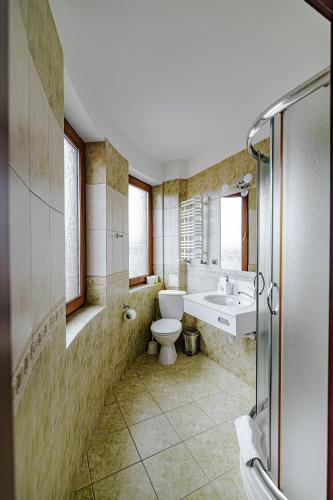 a bathroom with a toilet and a sink at Panorama_SPA in Trzęsacz