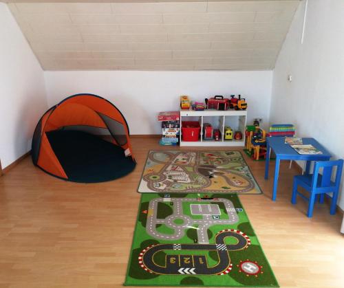 une chambre avec une tente, une table et un tapis dans l'établissement Thomas Haus, à Guntzbourg