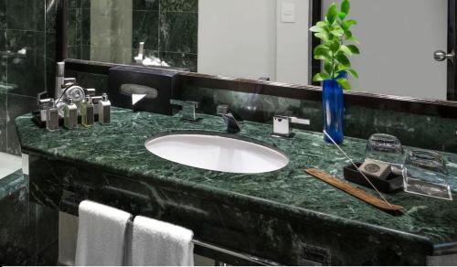een badkamer met een zwart marmeren wastafel bij Grand Oasis Cancun - All Inclusive in Cancun