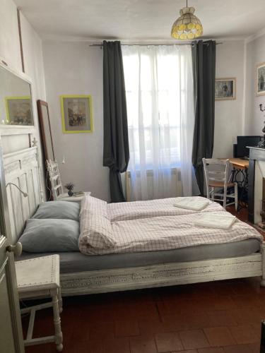 une chambre avec un lit, une fenêtre et une table dans l'établissement Tour de France historique et châteaux de Loire, à Orléans