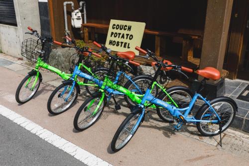 4 vélos garés l'un à côté de l'autre dans une rue dans l'établissement Couch Potato Hostel - Vacation STAY 88233, à Matsumoto