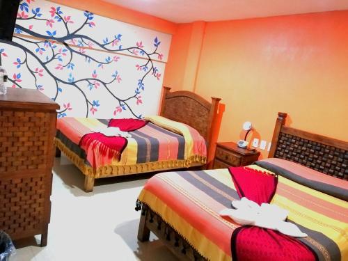 Una cama o camas en una habitación de Hotel Amayal