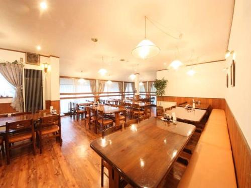 a large dining room with tables and chairs at Allumeur in Minami Uonuma