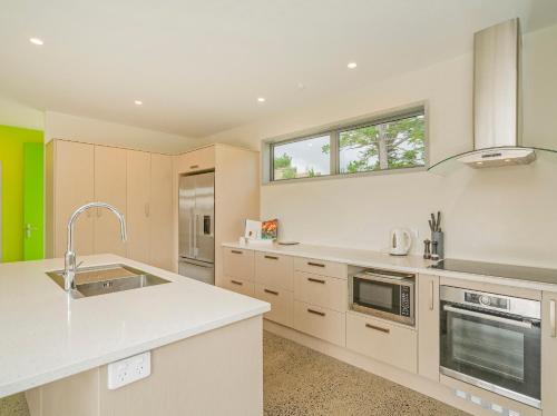 Dapur atau dapur kecil di A Slice of Summer - Whangapoua Holiday Home