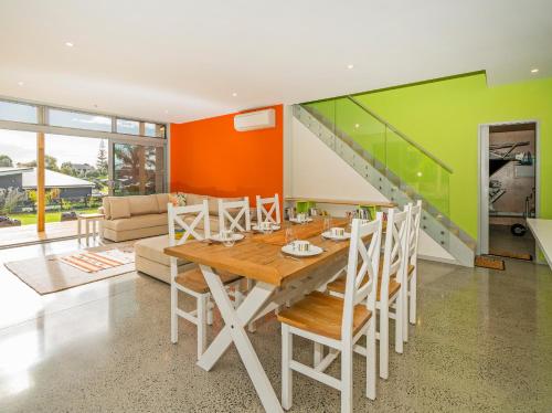 Ruang duduk di A Slice of Summer - Whangapoua Holiday Home