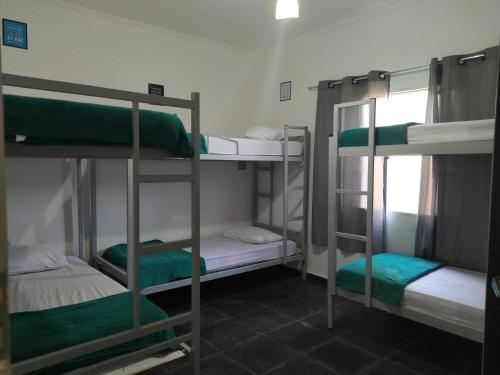 Двухъярусная кровать или двухъярусные кровати в номере Hostel de Luz - Unidade 1