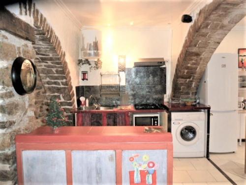 kuchnia z kuchenką, pralką i suszarką w obiekcie Atypique-ancienne grange de 48 m² w mieście Lorgues