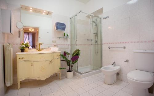 カターニアにあるBruca Houseのバスルーム(シンク、シャワー、トイレ付)