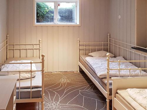 Ліжко або ліжка в номері Four-Bedroom Holiday home in Bygstad 1
