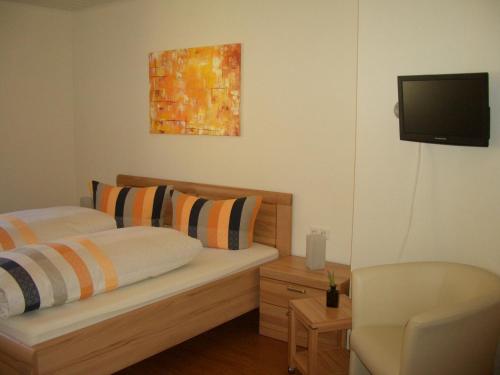 Säng eller sängar i ett rum på Gästehaus Weberskirch