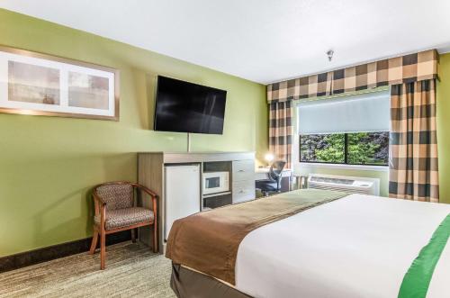 Llit o llits en una habitació de GuestHouse Inn & Suites Poulsbo