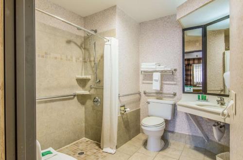 Koupelna v ubytování GuestHouse Inn & Suites Poulsbo