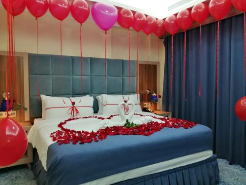 Postel nebo postele na pokoji v ubytování Swiss Blue serviced Apartments- Al Zahra