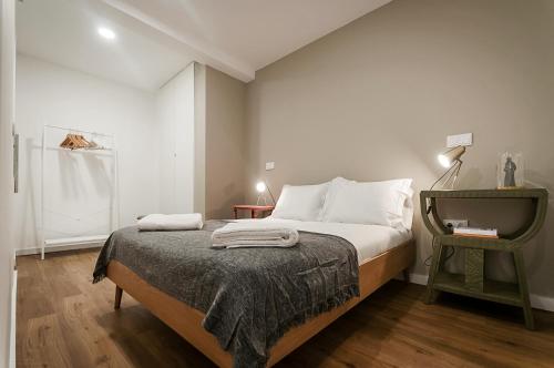- une chambre avec un lit et une couverture dans l'établissement Sardinha Boémia - Remédios, à Lisbonne