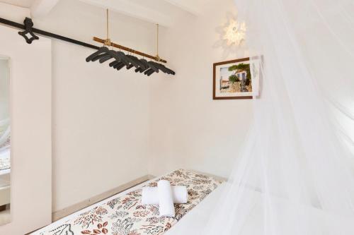 a white room with a bed and a window at Casa Klod Ibiza in Ibiza Town