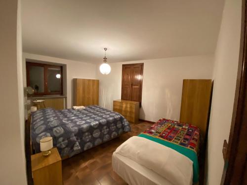 1 dormitorio con 2 camas y 1 cama pequeña sidx sidx sidx sidx sidx sidx en Mizhoun a Pontebernardo en Pietraporzio