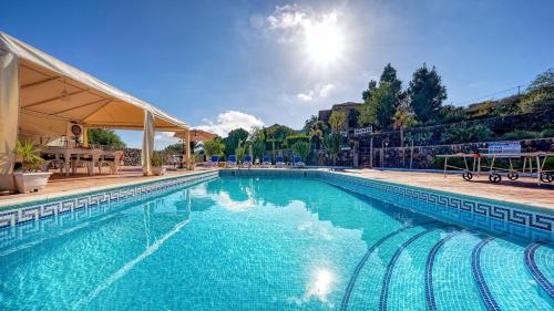 阿罗纳Hotel Rural La Correa del Almendro & Bubble Experience - Adults Only的一个蓝色海水的大型游泳池