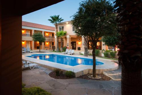 a swimming pool in front of a building at Best Western Plus Chihuahua Aeropuerto in Chihuahua