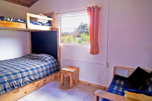 1 dormitorio con litera y ventana en Quinta Los Duendes, en Tanicuchí