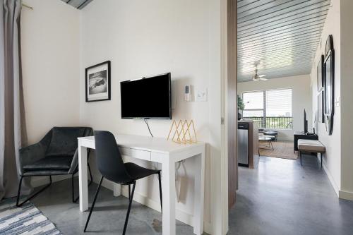 Μια τηλεόραση ή/και κέντρο ψυχαγωγίας στο Lodgeur Midtown, Houston - close to Downtown & Texas Medical Center