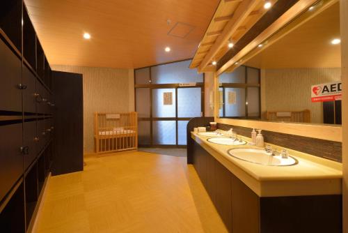 a bathroom with two sinks and a large mirror at Hakone Kowakien Mikawaya Ryokan in Hakone
