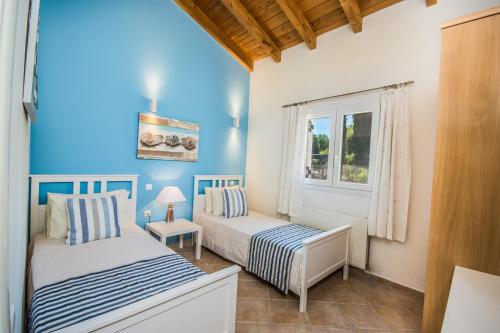 Un pat sau paturi într-o cameră la Villa Kalokairi