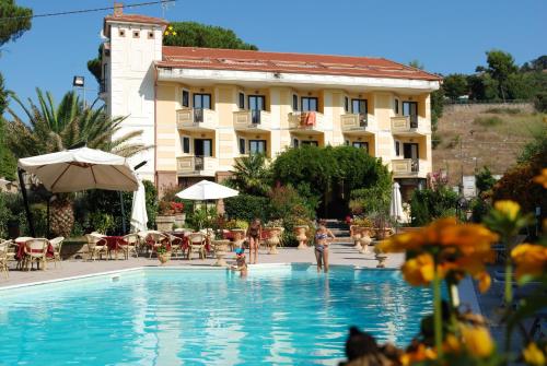 um hotel com piscina em frente a um edifício em Hotel Caserta Antica em Caserta