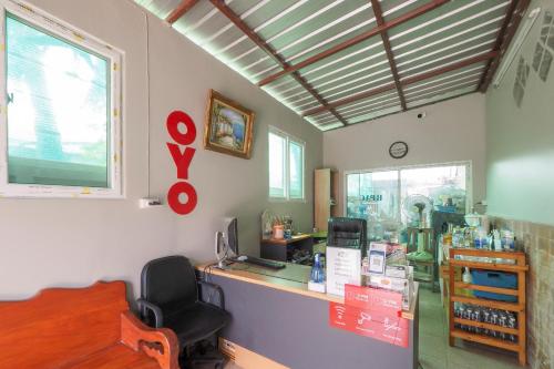 een winkel met een aanrecht en een stoel in een kamer bij OYO 471 Sunshine Apartment in Bangkok