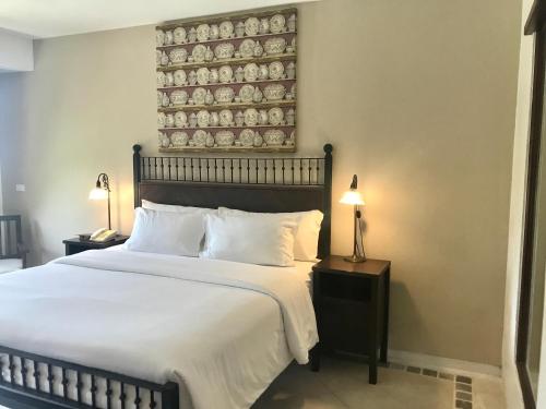 Ein Bett oder Betten in einem Zimmer der Unterkunft Ao Nang Colors Hotel - Aonang Beach - SHA Extra Plus