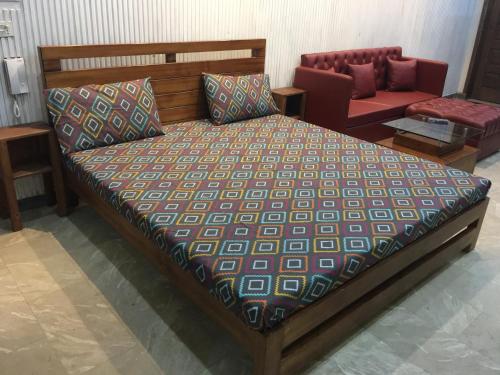 sypialnia z dużym łóżkiem, kanapą i krzesłem w obiekcie One Bed Studio Apartment near Shaukat Khanum w mieście Lahaur