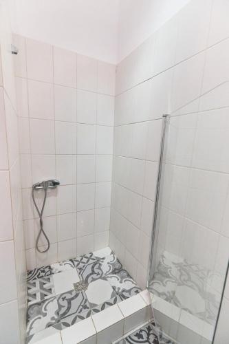 a bathroom with a shower with a mattress at Stanford Aparthotel Gara de Nord in Bucharest