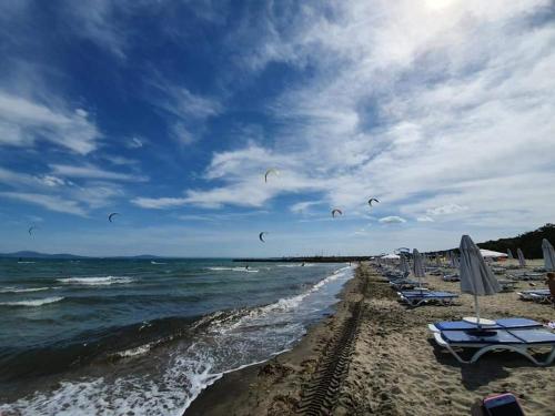 ブルガスにあるBelchevi Apartmentsの海の景色を望むビーチ(椅子、パラソル付)