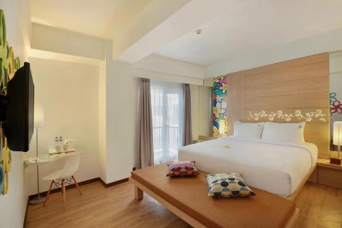 Ένα ή περισσότερα κρεβάτια σε δωμάτιο στο Nikhila Seminyak Bali