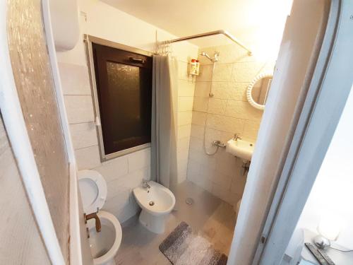 Ένα μπάνιο στο OLBIA CENTER VIA ROMA 22