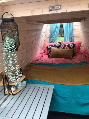 Habitación con cama en una cabaña de madera en Family Skylight en Laitila