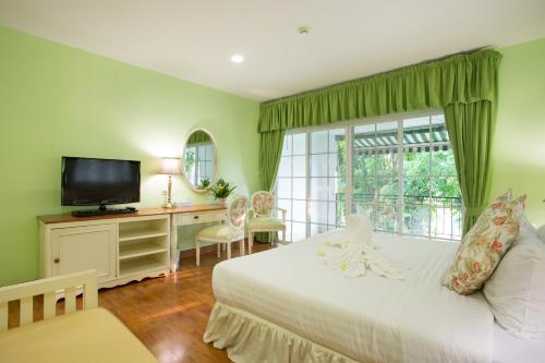Postel nebo postele na pokoji v ubytování Kensington English Garden Resort Khaoyai
