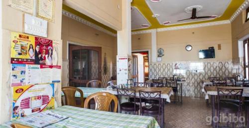 a restaurant with tables and chairs and a dining room at Shri Gobind Highway Motel in Lansdowne