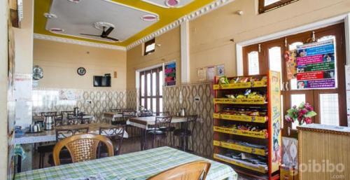 Reštaurácia alebo iné gastronomické zariadenie v ubytovaní Shri Gobind Highway Motel