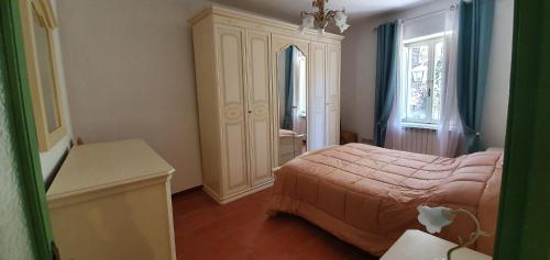 um pequeno quarto com uma cama e uma janela em Appartamento al Borgo em Ronciglione