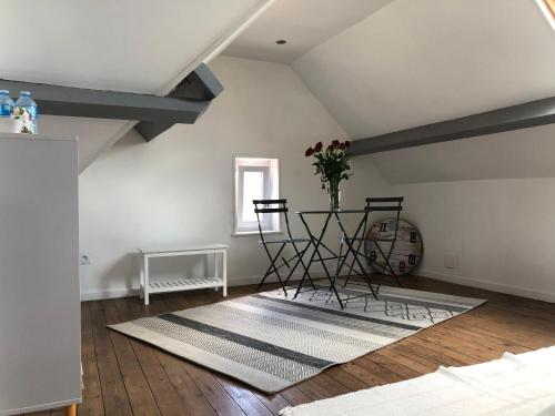 ein Wohnzimmer mit einem Teppich auf dem Boden in der Unterkunft Haras Cour Lozey in Sainte-Marguerite-des-Loges