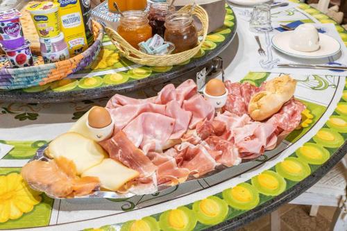 a table with two trays of meat and cheese at Villa Flumini in Flumini di Quartu