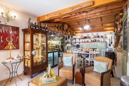 a room with a table and chairs and a kitchen at Villa Flumini in Flumini di Quartu