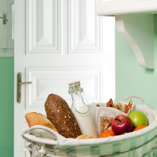ein Korb mit Brot und einer Flasche Milch in der Unterkunft Andromaches - by Senses Collection in Pirgos