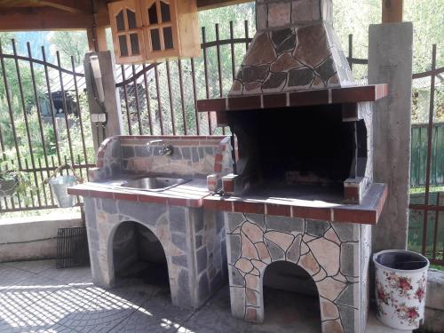 Kemudahan BBQ tersedia untuk tetamu di rumah tamu ini