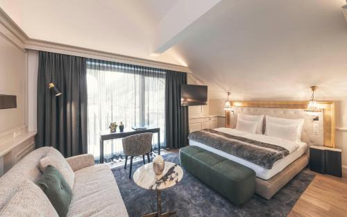 Кровать или кровати в номере Schlosshotel Ischgl 5-Sterne Superior